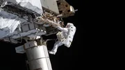 Ein Astronaut und Ingenieur f&uuml;hrt Arbeiten an der Internationalen Raumstation durch. Auch f&uuml;r Raumfahrer*innen stellt Weltraumschrott eine Gefahr dar.