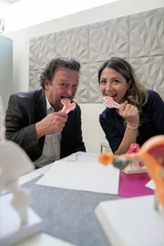 Hanno Settele mit Wiener Ärztkammer Vize-Präsidentin Naghme Kamaleyan-Schmied, mit der er über die Vorgaben für praktische Kassenärzte spricht.