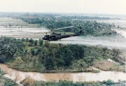 Ein US-Helikopter versprüht während des Vietnamkriegs das chemische Entlaubungsmittel Agent Orange bei der Operation „Ranch Hand“.