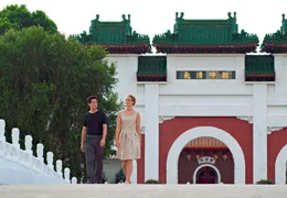 Dai Si (Jason Chan) und Anniela (Lara Joy K&ouml;rner) kommen sich langsam n&auml;her.; ARD Degeto EINE LIEBE IN DER STADT DES L&Ouml;WEN, am Samstag (09.11.24) um 15:30 Uhr im ERSTEN. Dai Si (Jason Chan) und Anniela (Lara Joy K&ouml;rner) kommen sich langsam n&auml;her. &copy; ARD Degeto/Shung/Chin, honorarfrei - Verwendung gem&auml;&szlig; der AGB im engen inhaltlichen, redaktionellen Zusammenhang mit genannter Degeto-Sendung und bei Nennung "Bild: ARD Degeto/Shung/Chin" (S2). ARD Degeto/Programmplanung und Presse, Tel: 069/1509-335, degeto-presse@degeto.de
