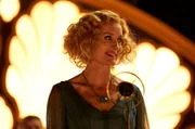 Bella Ainsworth (Natascha McElhone).