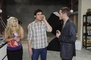 Mia (Josephine Schmidt, l.) und Alexander (Paul Grasshoff, M.) werden beim Schäferstündchen von David (Lee Rychter, r.) erwischt, und erfahren dann, dass Annett vermisst wird ... Mia (Josephine Schmidt, l.) und Alexander (Paul Grasshoff, M.) werden beim Schäferstündchen von David (Lee Rychter, r.) erwischt, und erfahren dann, dass Annett vermisst wird ...