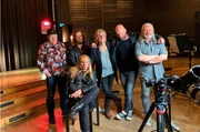 Im Bild Silly und Apfeltraum In der Sendung ‚Die größten Hits des Ostens‘ Teil 3 gibt es nicht nur einen zweistündigen Soundtrack zu genießen, sondern es versammeln sich auf unterhaltsame Weise kleine und große Geschichten, Anekdoten, die sich hinter den bekannten Hits aus dem Osten verbergen. Künstler und Experten erzählen, wie und unter welchen Umständen die Songs entstanden sind. Wieder gibt die Dokumentation einen breiten Einblick in die Schlager-Pop und auch Jazzwelt des Ostens.