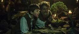 Theo (Florian Burgkart, links) bestaunt den Bonsai von K&ouml;nig Laurin (Volker Zack).