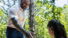 Leonard (Dave Bautista, l.); Wen (Kristen Cui, r.)