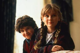 Spielen eine geheimnisvolles Brettspiel, das die Urmacht des Dschungels in sich birgt: Judy (Kirsten Dunst, r.) und Peter (Bradley Pierce, l.) ...