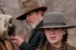 Mattie Ross (Hailee Steinfeld) ist 14 Jahre alt, als ihr Vater ermordet wird. Das M&auml;dchen kennt den T&auml;ter: Tom Chaney. Auf ihn ist ein Kopfgeld ausgesetzt. Doch Mattie will nicht warten. Sie will Rache! Sie engagiert den versoffenen Marshal Cogburn (Jeff Bridges) und den Ranger LaBoeuf. Gemeinsam machen sie sich auf ins Indianer-Gebiet, wo sich Chaney versteckt hat.