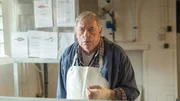 Mit seiner verbundenen Hand macht sich Frahm (Wilfried Dziallas) höchst verdächtig. Er bestreitet jedoch, Bodden getötet zu haben. Die Verletzung habe er sich beim Zerlegen der Fische zugezogen. Allerdings hat er für die Tat kein Alibi, aber ein Motiv hätte er durchaus.