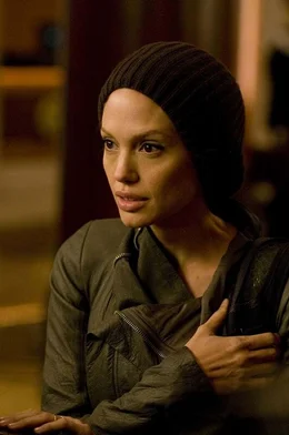 Ist Evelyn Salt (Angelina Jolie) ein mutige und integre CIA-Agentin oder ist sie eine schon als Kind zur Doppelspionin ausgebildete russische Schl&auml;ferin, die jetzt zum vernichtenden Einsatz kommen soll?