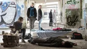 Niara (Victoire Laly) wird tot aufgefunden. Nora Dalay (Aylin Tezel, l), Martina Bönisch (2.v.l.) und Daniel Kossik (Stefan Konarske, Mitte hinten) am Tatort.