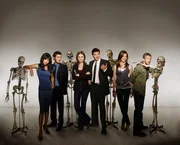 v.li.: Dr. Camille Saroyan (Tamara Taylor), Dr. Lance Sweets (John Francis Daley). Dr. Temperance Brennan (Emily Deschanel), FBI Special Agent Seeley Booth (David Boreanaz), Angela Montenegro (Michaela Conlin) und Dr. Jack Hodgins (TJ Thyne).