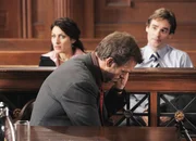 Dr. House nimmt während der Gerichtsanhörung einen dringenden Anruf entgegen: Lisa Edelstein als Dr. Lisa Cuddy, Hugh Laurie als Dr. Gregory House, Robert Sean Leonard als Dr. James Wilson