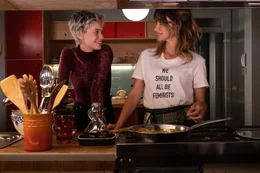 Janis (Pen&eacute;lope Cruz, re.) bringt Ana (Milena Smit, li.) das Kochen bei.