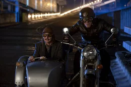 Ohne seinen Diener und Lakaien Jock (Paul Bettany, r.) w&auml;re die eine oder andere Situation bei seinen Gesch&auml;ften f&uuml;r Lord Mortdecai (Johnny Depp, l.) bereits schlecht ausgegangen ...