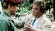 Lt. Columbo (Peter Falk, re.) unterhält sich am Tatort mit Col. Frankie Brailie (Robert Foxworth), der mit dem ermordeten Major Keegan Meinungsverschiedenheiten hatte. Doch Brailie hat ein scheinbar hieb- und stichfestes Alibi.