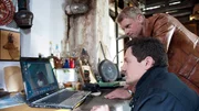 Andreas (Martin Gruber) und Tobias (Markus Brandl) haben auf dem Laptop der Familie Baumann ein Abschiedsvideo des vermissten Alexander gefunden.