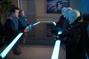 Captain Ed Mercer (Seth MacFarlane, l.); Commander Kelly Grayson (Adrianne Palicki, 2.v.l.). Captain Ed Mercer (Seth MacFarlane, l.); Commander Kelly Grayson (Adrianne Palicki, 2.v.l.).