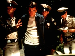 Als vermeidlicher M&ouml;rder wird Billy (Skett Ulrich, 2.v.l.) von der Polizei festgenommen ...