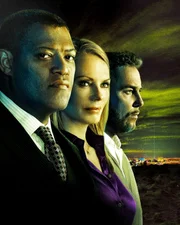 Dr. Raymond Langston (Laurence Fishburne, l.), Catherine Willows (Marg Helgenberger) und Gilbert Grissom (William Petersen).