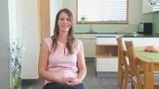 Anita, 45, Bankangestellte aus Niederösterreich, weiß genau, was sie will und was nicht: „Ich habe es gern, wenn ein Mann mir Komplimente macht. Wenn er mich schön ausführt oder mich zum Tanzen auffordert.“ Die 45-jährige Mostviertlerin würde sich wünschen, gemeinsam mit ihrem zukünftigen Lebenspartner ins Kabarett oder Kino zu gehen: „Ich brauche einen sportlichen Mann, der größer ist als ich, denn ich bin 1,70 Meter. Große Männer sind erotisch und das Auftreten wirkt dann ganz anders.“ Kinder hat die Bankangestellte keine: „Ich habe mich bewusst dagegen entschieden.“ 22 Jahre war die Niederösterreicherin mit Markus zusammen, ihrer großen Liebe: „Ich war 17 und er 19, als wir uns kennengelernt haben. Wir haben unser Haus gemeinsam gebaut.“ 2019 verstarb Markus an Krebs: „Es war ein Schock für mich und die ganze Familie“. Heute ist Anita, die gern auch Zeit in ihrem gepflegten Garten verbringt, bereit für einen Neuanfang: „Markus hätte gewollt, dass ich wieder glücklich werde.“ Ein Mann zwischen 41 und 55 Jahren darf sich gern angesprochen fühlen: „Ich vermisse es, meine Freude zu teilen, denn was gibt es Schöneres?“