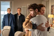 Ina (Melanie Marschke, l.) und Jan (Marco Girnth, 2.v.l.) müssen Rike Gansert (Julia Malik, 2.v.r.) und Noah Gansert (Valentin Oppermann, r.) eine schwere Nachricht überbringen. Der Ziehbruder von Noah Gansert wurde ermordet.