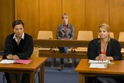 Kann Danni (Annette Frier, r.) Christian Gensterblum und seiner Mutter Sabine (Milena Drei&szlig;ig, M.) helfen und die Staatsanw&auml;ltin Brauner (Henriette Richter-R&ouml;hl, l.) &uuml;berzeugen, die Anklage fallen zu lassen?