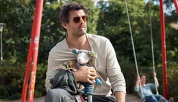 Auch auf dem Kinderspielplatz macht Werner (Steffen Groth) einen auf l&auml;ssig.