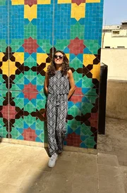 Mona Ameziane vor einer bunten Wand in der Medina von Fes.