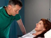 Dr. Roland Heilmann (Thomas Rühmann) muss Vera Bader (Claudia Wenzel) sagen, dass nach aktuellem Stand der Medizin nur zwei Chancen für ihre schwere Knieverletzung bestehen - entweder eine Versteifung oder eine Prothese. Dr. Roland Heilmann (Thomas Rühmann) muss Vera Bader (Claudia Wenzel) sagen, dass nach aktuellem Stand der Medizin nur zwei Chancen für ihre schwere Knieverletzung bestehen - entweder eine Versteifung oder eine Prothese.