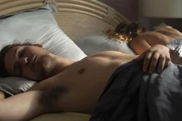 Und dann ist es passiert: Nach einer ebenso leidenschaftlichen wie unvorhergesehenen Nacht wird Annie (Alexandra Lamy) gleich neben J&eacute;r&eacute;mie (Pablo Cobo), dem Sohn ihrer Nachbarn, aufwachen.