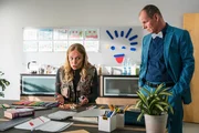 Frau Holopainen (Meri Koivisto, links) muss schweren Herzens Herrn Zech (Olaf Burmeister, rechts) das Ende des Survival-Moduls mitteilen.