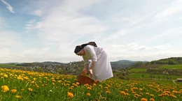Schwester Irmgardis vom Bergkloster Bestwig sammelt Blumen.