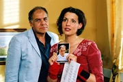 Nina (Elena Uhlig, r.) outet sich als Fan der Serie "Alpenklinik" und als leidenschaftliche Verehrerin von Hauptdarsteller Ingo Bohn (Christian Kohlund, l.) ... Nina (Elena Uhlig, r.) outet sich als Fan der Serie "Alpenklinik" und als leidenschaftliche Verehrerin von Hauptdarsteller Ingo Bohn (Christian Kohlund, l.) ...
