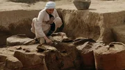 Arch&auml;ologen nutzen die Chance, den gr&ouml;&szlig;ten Tempel der alten &Auml;gypter freizulegen, dessen &Uuml;berreste unter mehreren Sand- und Lehmschichten begraben liegt.