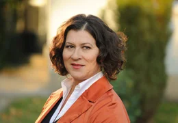 Rosa Sch&auml;tzlein (Eva Mattes) ist eine allein stehende Anw&auml;ltin mit Vorliebe f&uuml;r guten Champagner.