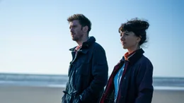 Es funkt zwischen Charlie (Dan Stevens) und Mina (Sheila Vand), der Freundin seines Bruders.