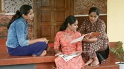 Deutschkurs schon in Indien &ndash; Aleena Johnson, Anjeetha Joseph und Vinaya Joseph mit Deutschkursunterlagen beim Farmhaus in den Cardamom Bergen.