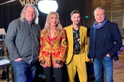 Im Bild Experten v.l.: Christian Hentschel, Petra Zieger, Felix Heklau und Jörg Stempel. In der Sendung ‚Die größten Hits des Ostens‘ Teil 3 gibt es nicht nur einen zweistündigen Soundtrack zu genießen, sondern es versammeln sich auf unterhaltsame Weise kleine und große Geschichten, Anekdoten, die sich hinter den bekannten Hits aus dem Osten verbergen.
