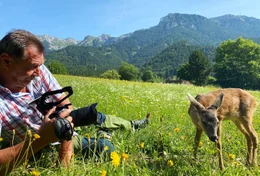Kameramann Franz Posch mit Rehkitz.