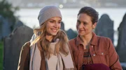 Früher als erwartet taucht Alice (Hedi Honert, l.) bei ihrer Schwester Jacky (Liliane Zillner, r.) auf. Das sorgt nicht immer für harmonische Momente.