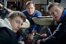 Der Hobbymechaniker Frank (Benno F&uuml;rmann) konnte durch gemeinsames Werkeln an seinem Motorrad das Vertrauen der Jugendlichen Maxim (Ferdinand Hofer, re.) und Ken (Louis Merki) gewinnen.
