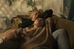 Rakel (Kristine Kujath Thorp, unten) lebt zusammen mit ihrer besten Freundin Ingrid (Tora Dietrichson, oben) in Oslo. Trotz ihrer Unterschiede sind sie ein eingespieltes Team.