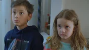 Nico (Mikkel Brennhovd) und Sigrid (Maria Ross) erfinden eine Geschichte, wie Minas Mütze verschwunden ist.