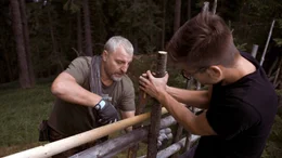 Johann Maier beim einer traditionellen Methode des Z&auml;unens auf der Gerliten Alpe.
