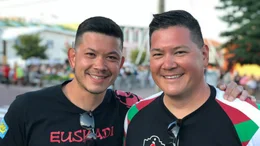 Die Br&uuml;der Cedric und Dimitri Choi (von links) k&auml;mpfen um den begehrten Pokal beim Pelota-Turnier, das einmal im Jahr auf der "F&ecirc;te Basque" ausgespielt wird.