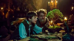 Theo (Florian Burgkart, links) bestaunt den Bonsai von K&ouml;nig Laurin (Volker Zack). Weiteres Bildmaterial finden Sie unter www.br-foto.de.