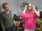 Kandidatin Ella (r.) und Verkäuferin. Kandidatin Ella (r.) und Verkäuferin.