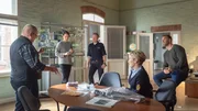 SOKO-Chef Reuter (Udo Kroschwald) feuert sein Team - Karoline (Nike Fuhrmann, 2.v.l.), Timmermann (M.), Stine (Sidsel Hindhede, 2.v.r.) und Pöhlmann (Dominic Boeer, r.) - an, mehr über den Weltenbummler Gabriel Faber herauszufinden. Was hat er in Wismar gewollt? Warum hat er in dieser einsamen Hütte im Wald gelebt? Mit wem hatte er Kontakt? Und woher ist das ganze Geld? SOKO-Chef Reuter (Udo Kroschwald) feuert sein Team - Karoline (Nike Fuhrmann, 2.v.l.), Timmermann (M.), Stine (Sidsel Hindhede, 2.v.r.) und Pöhlmann (Dominic Boeer, r.) - an, mehr über den Weltenbummler Gabriel Faber herauszufinden. Was hat er in Wismar gewollt? Warum hat er in dieser einsamen Hütte im Wald gelebt? Mit wem hatte er Kontakt? Und woher ist das ganze Geld?
