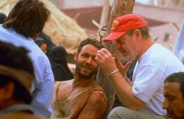 Regisseur Ridley Scott (r.) und Hauptdarsteller Russell Crowe (M.) w&auml;hrend der Dreharbeiten zu "Gladiator" ...