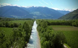 Der Oberlauf der Etsch flie&szlig;t durch den Vinschgau, eines der trockensten T&auml;ler der Alpen, das vom Apfelanbau gepr&auml;gt ist. Im Vinschgau &auml;hnelt die Etsch noch einem wilden Gebirgsfluss.